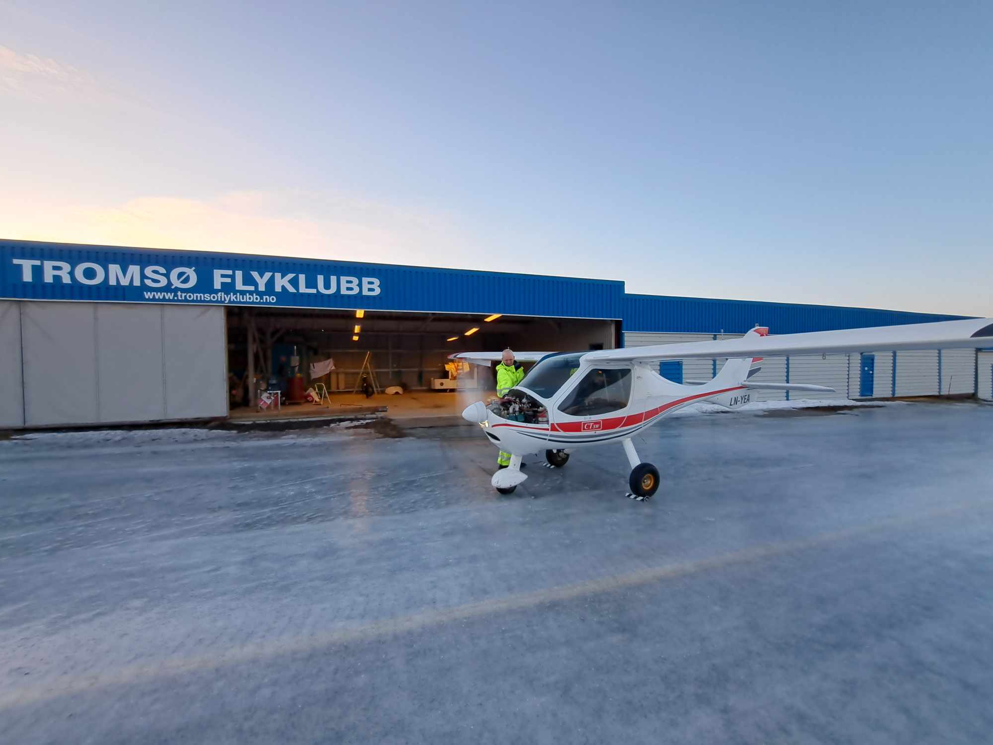 Besiktning av LN-YTK & LN-YEA