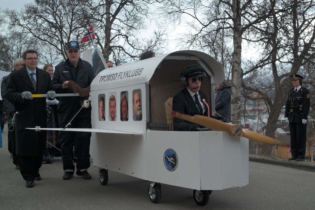 Tromsø Flyklubb i Borgertoget 17.mai